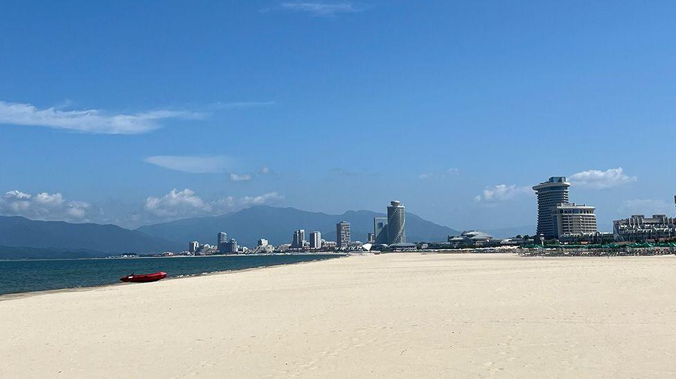 Prazna peskovita plaža i hoteli u odmaralištu Vonsan-Kalma