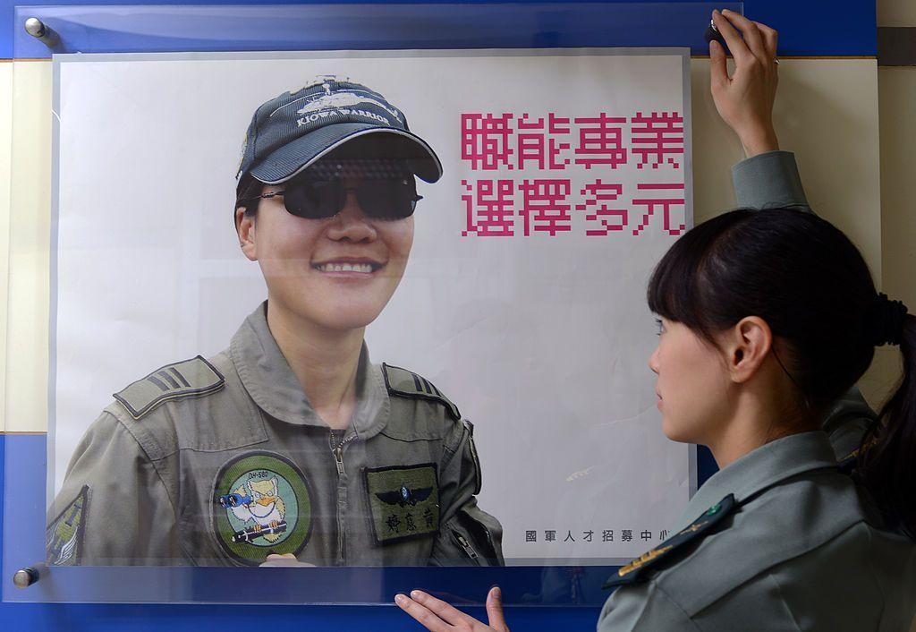 一名女性軍人正在關注台灣女性軍人的招收宣傳。