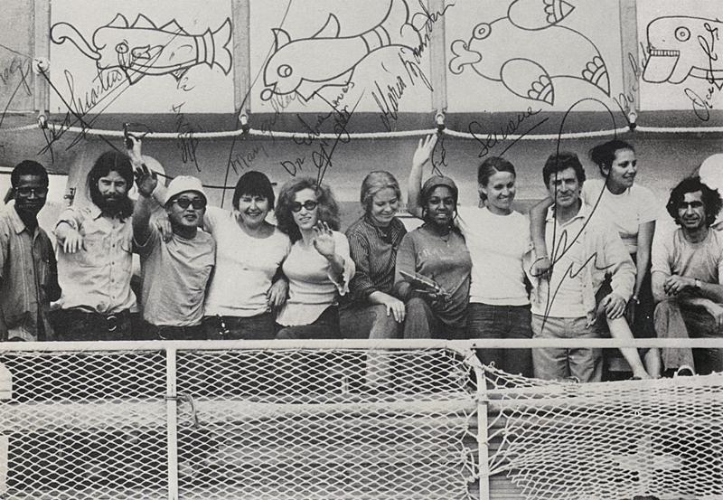 Os 11 participantes a bordo da balsa, com a capitã no meio 