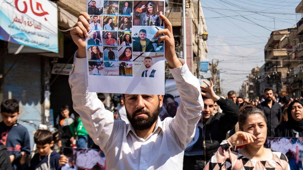 مظاهرات في الساحل السزري استنكارا للمجازر ضد العلويين في مارس/آذار 2025