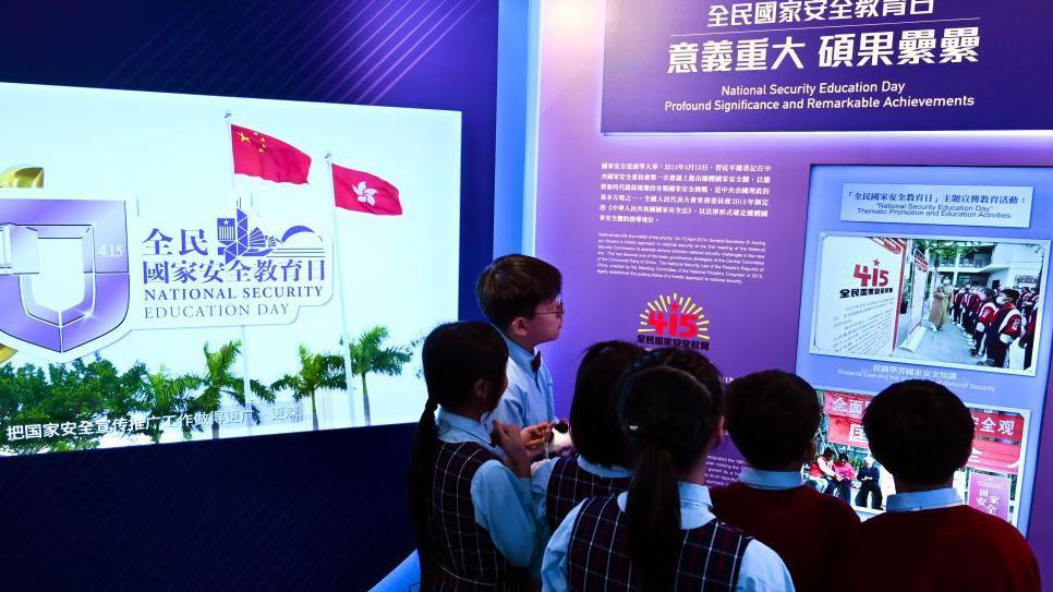 2025年3月18日，一群中學生正參觀全民國家安全教育日的展覽。