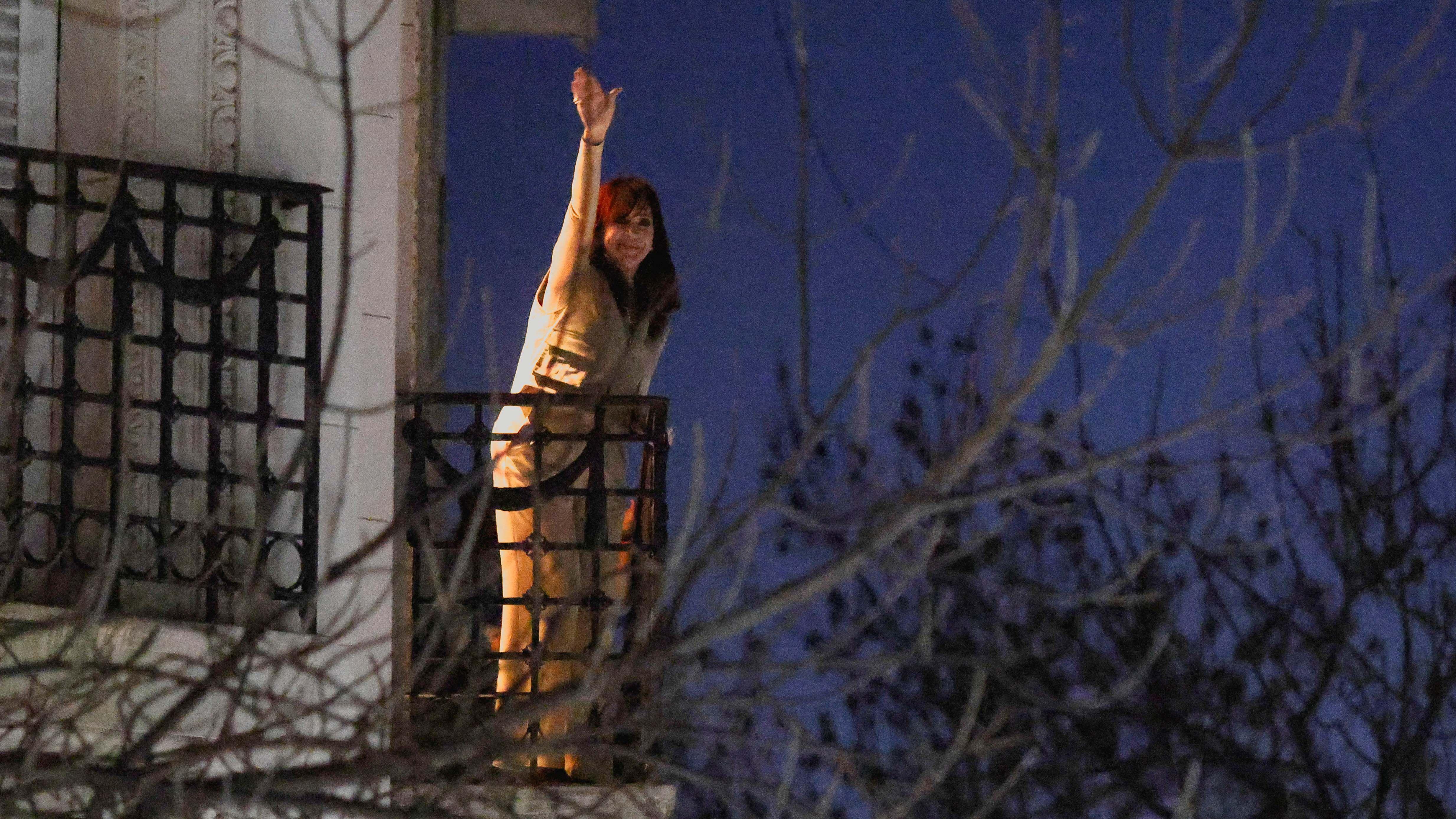 Cristina Kirchner saluda a sus simpatizantes desde el balcón de su departamento en Constitución