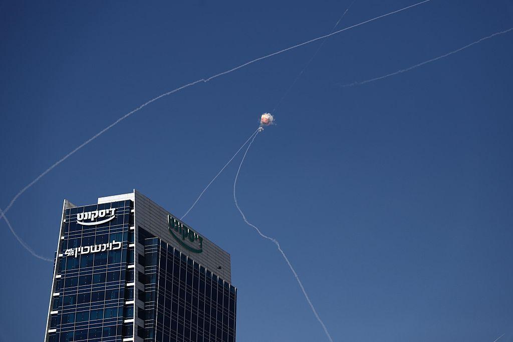 Vista de un misil iraní siendo interceptado por uno de Israel sobre Tel Aviv
