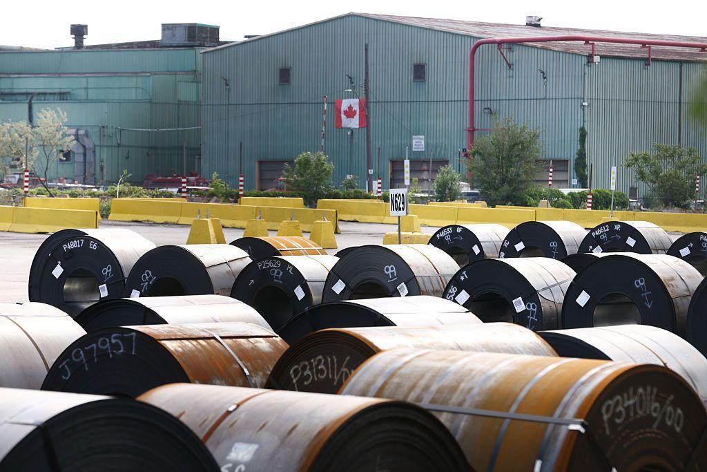 Bobinas de a&ccedil;o s&atilde;o vistas em um p&aacute;tio no Canad&aacute;