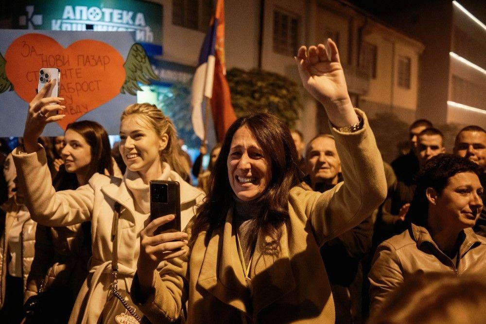 studenti iz novog pazara, studentsko pešačenje iz novog pazara, doček studentima iz novog pazara u kosjeriću, devojke drže telefone i nasmejane su