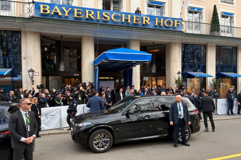 Un cordón de seguridad reforzado alrededor del Bayerischer Hof, donde se realiza la conferencia de seguridad  