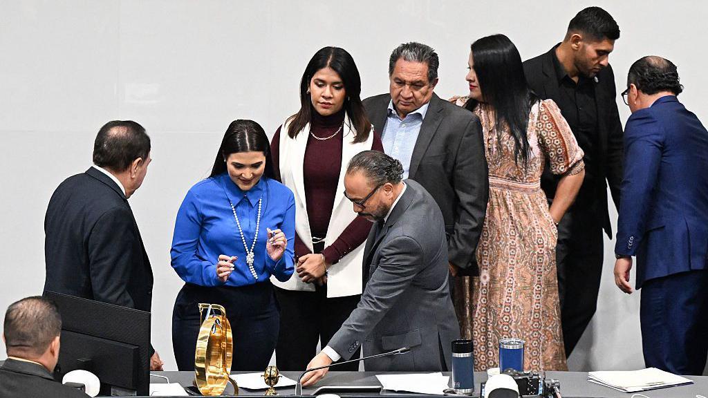 Alexia Rivas (2.ª L), diputada de Nuevas Ideas, firma la reforma constitucional para aprobar la cadena perpetua junto al presidente del Congreso de El Salvador y miembro del partido de gobierno, Ernesto Castro (4.º L), en San Salvador el 17 de marzo de 2026. (Foto de Marvin RECINOS / AFP vía Getty Images)