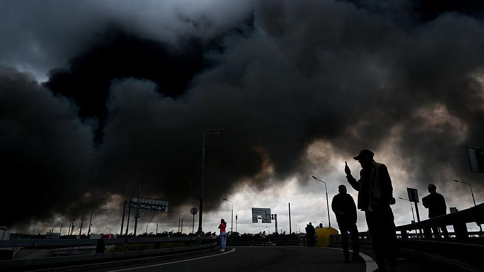 Una columna de humo negro se eleva desde la refinería donde se desató un incendio tras una huelga, mientras continúan las labores de extinción en Moscú, Rusia, el 18 de junio de 2026.