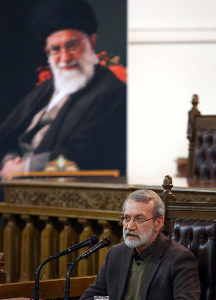 علي لاريجاني يلقي كلمة أمام في الأول من ديسمبر/كانون الأول 2019 وخلفه صورة المرشد الأعلى الإيراني آية الله علي خامنئي
