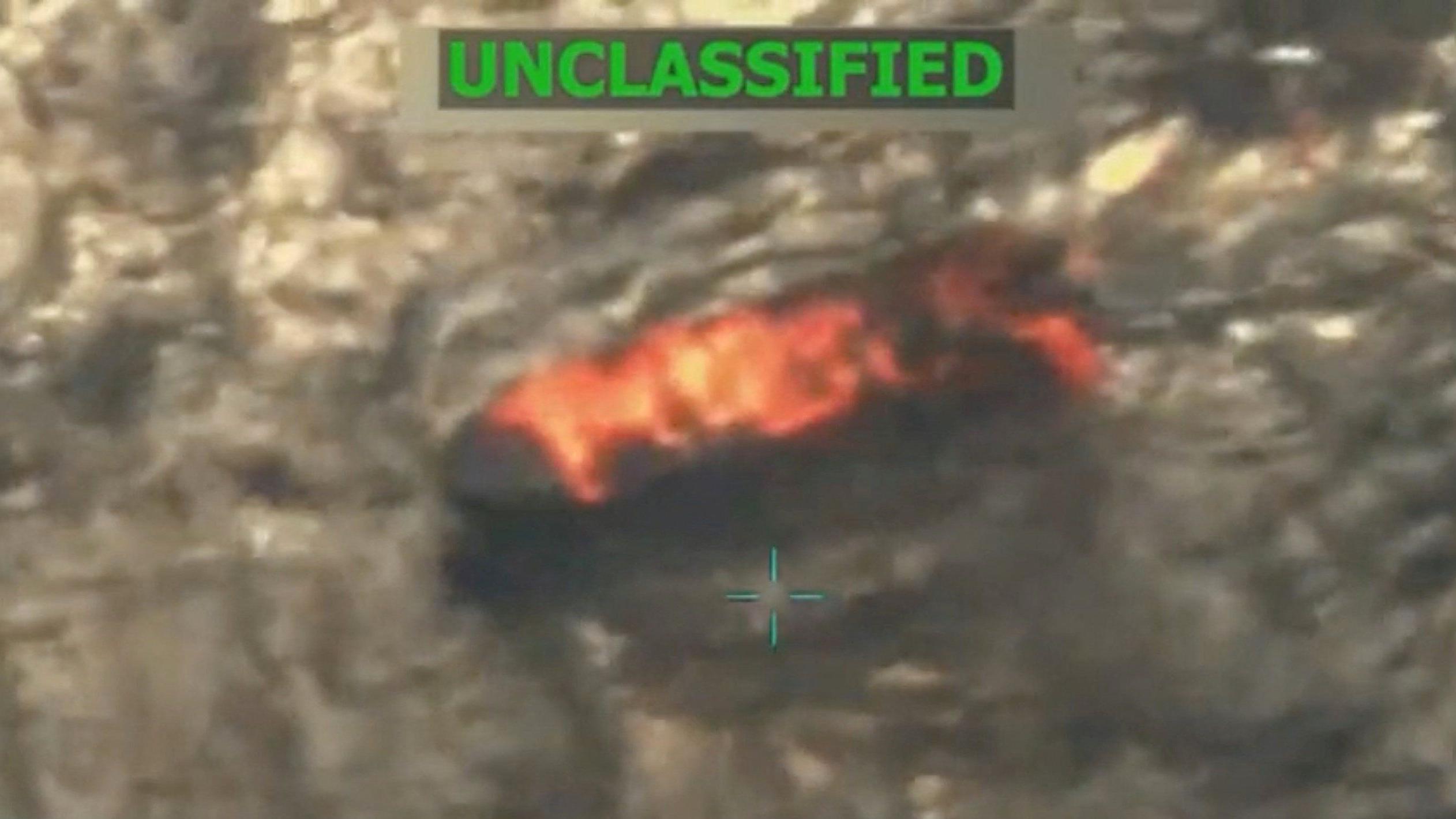 Un barco arde en esta imagen tomada de un video publicado el 15 de septiembre de 2025, que muestra lo que el presidente de EE.UU. Donald Trump, describió como un ataque militar estadounidense contra un barco de un cartel de drogas venezolano que se dirigía a EE.UU.