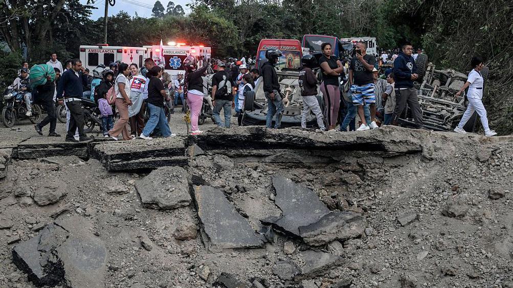 Un socavón provocado por la explosión.