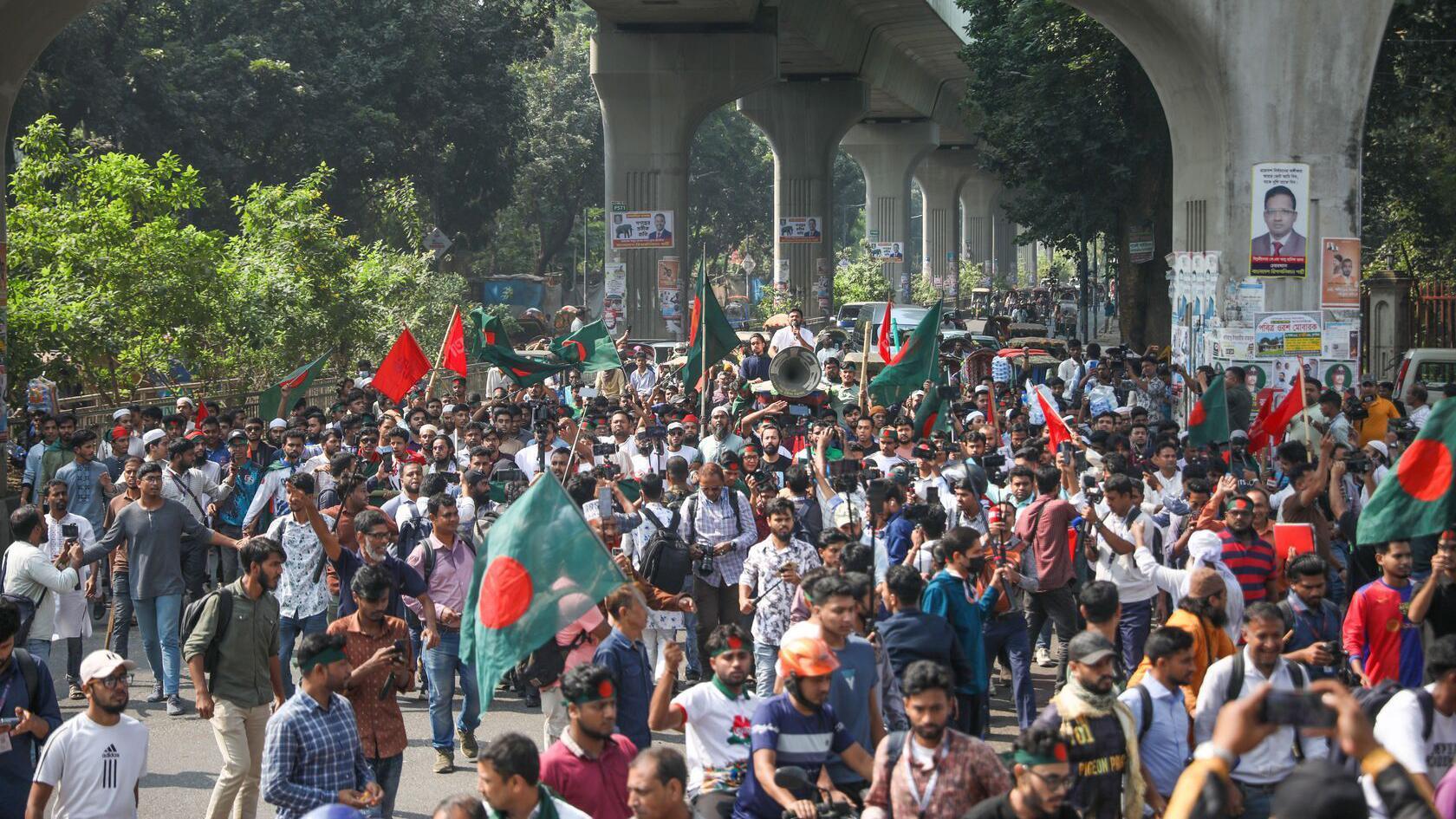 Stotine ljudi na ulicama Bangladeša sa zastavama i transparentima uoči izricanja presude bivšoj premijerki