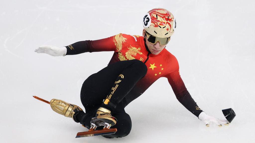2025年2月8日，在哈爾濱舉行的第九屆亞洲冬季運動會短道速滑混合 2000 米接力 A 組決賽中，中國隊 43 號選手林孝埈發生摔倒