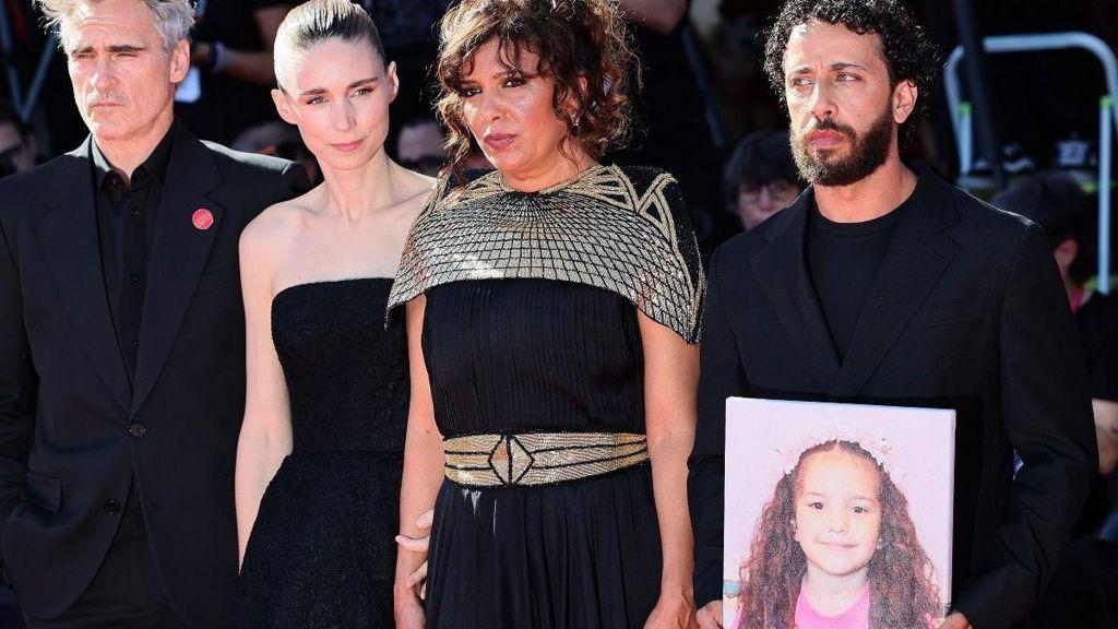 المنتجان التنفيذيان خواكين فينيكس وروني مارا مع المخرجة كوثر بن هنية والممثل معتز ملحيس يحملون صورة الفتاة الراحلة هند رجب.