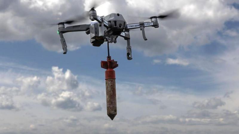 Un dron ucraniano del que cuelga una bomba.