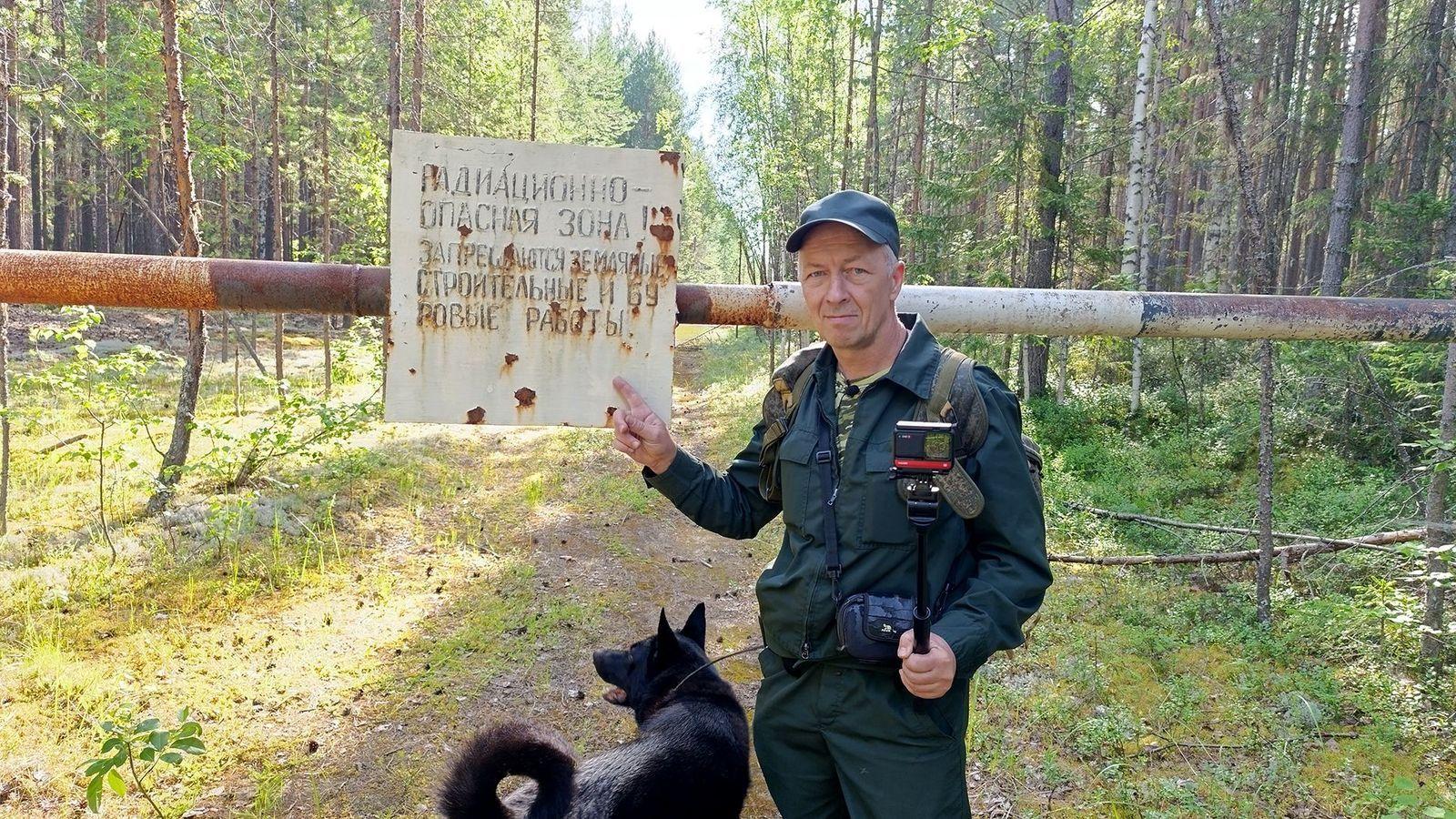 El bloguero Andrei Fadeev en las cercanías del Lago Nuclear en 2024.