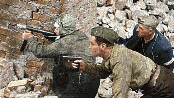 Vanda (levo), sa oko petnaest godina, dok se bori u poljskom pokretu otpora tokom Varšavskog ustanka 1944. godine