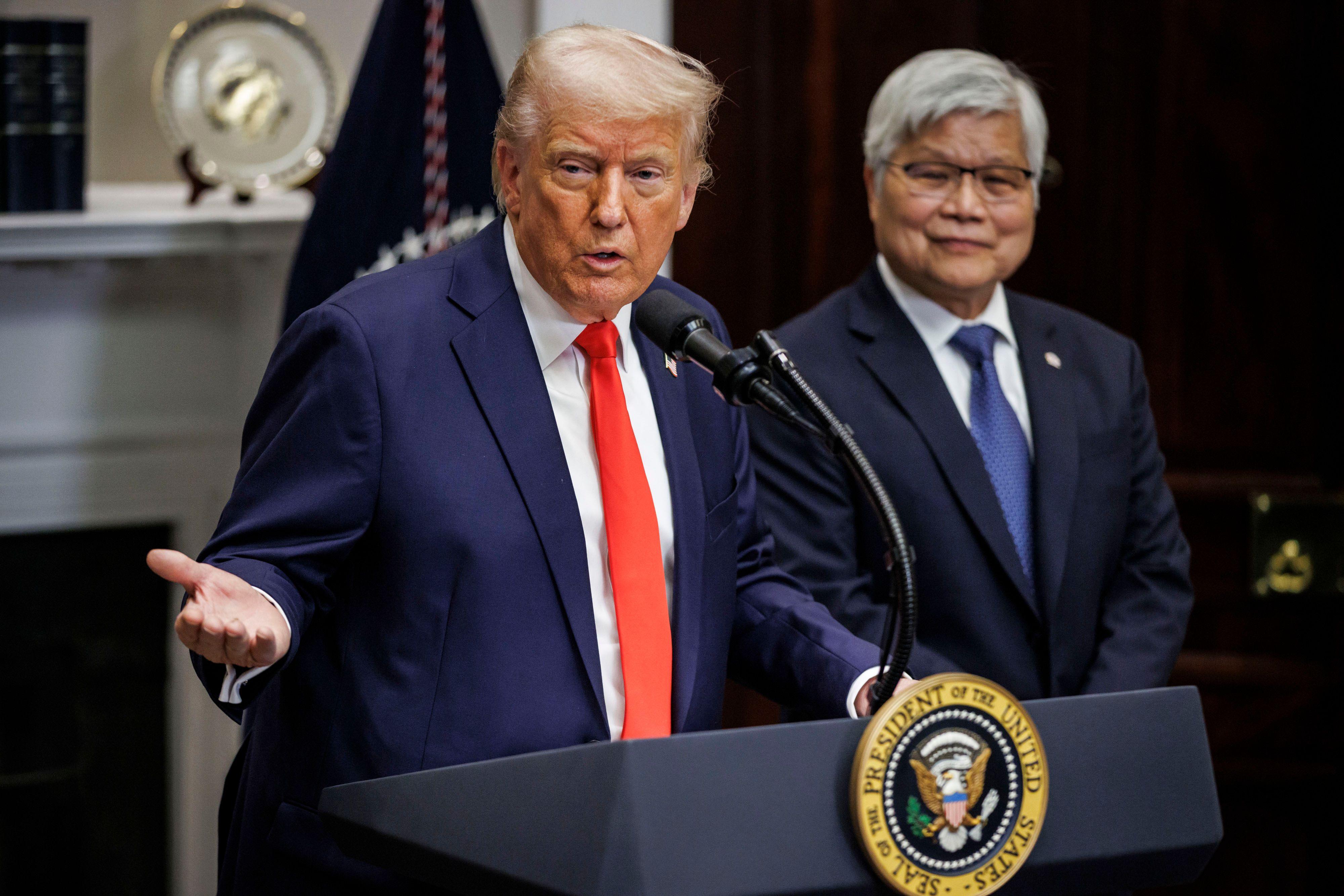 Donald Trump em pé em frente a um pódio