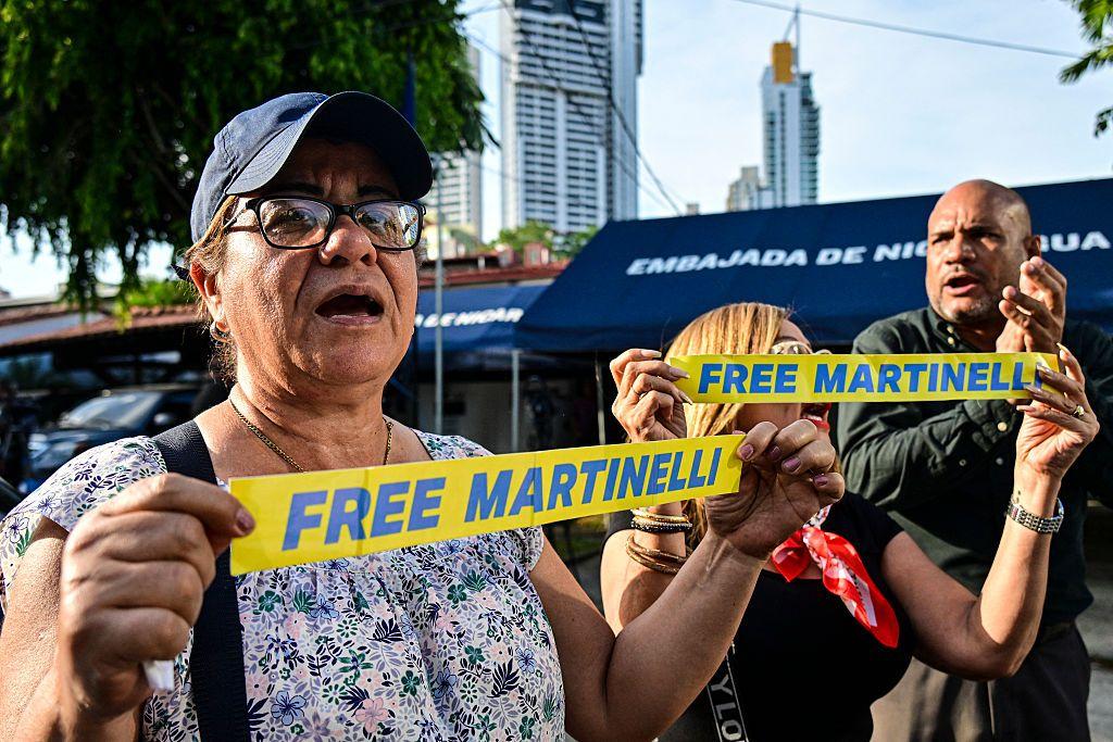 Dos mujeres exhiben unas cintas con el mensaje "Free Martinelli".