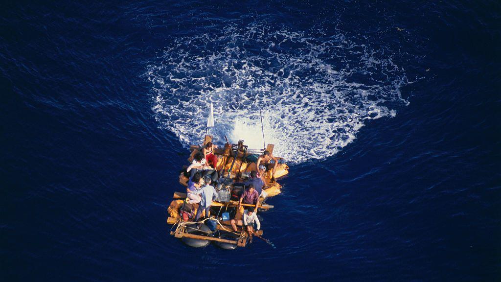 Embarcación con migrantes cubanos en una fotografía tomada en 1991. 