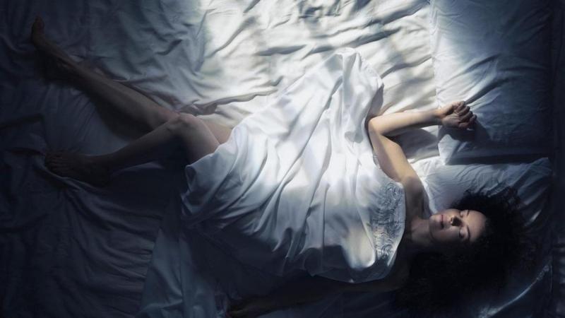 توجد نظريات تفيد بأن ضوء القمر الساطع في ذروة الدورة القمرية ربما يشوش نوم الناس ويقود إلى حدوث تغيرات في حالتهم المزاجية 