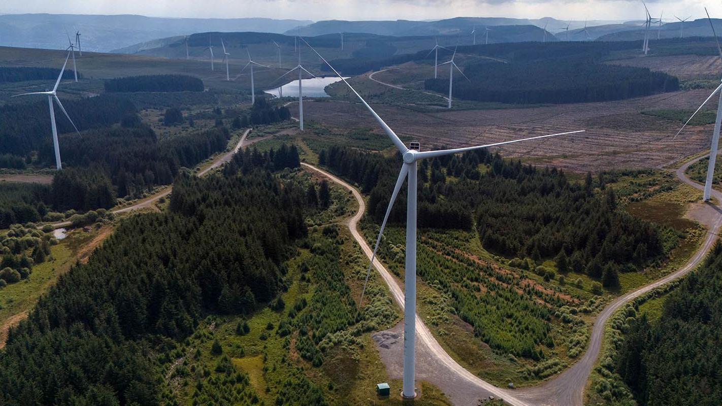 英國威爾斯特雷奧奇一處風力發電場內漫山遍佈巨型風車