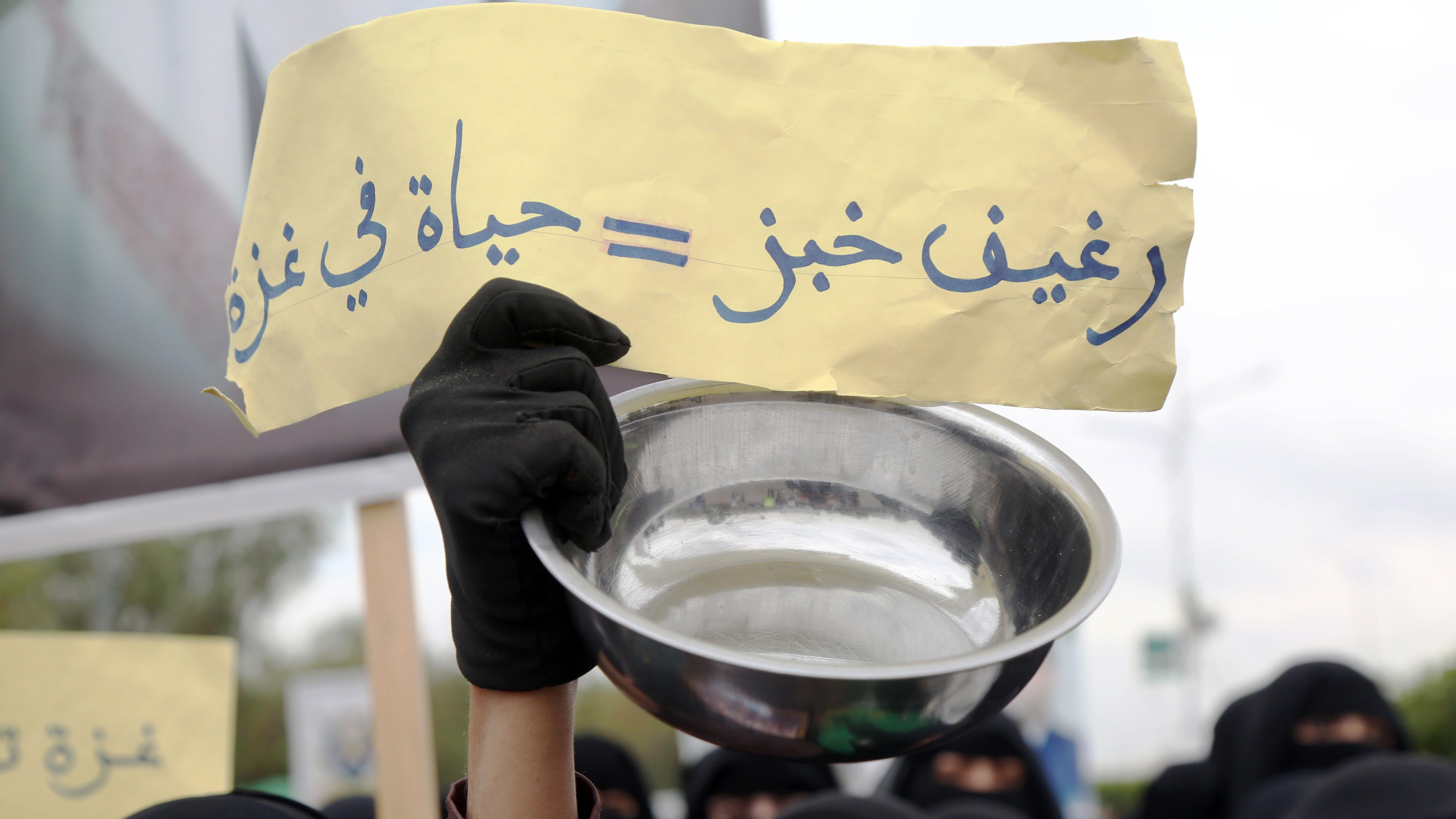 صورة لافتة ورقية صفراء كتب عليها "رغيف خبز يساوي حياة في غزة" رفعها طلاب وموظفون من جامعة صنعاء شاركوا في الاحتجاج الذي أقيم ضد استمرار القصف الإسرائيلي على قطاع غزة وحصار المساعدات إلى القطاع في 20 أغسطس 2025 في صنعاء، اليمن.