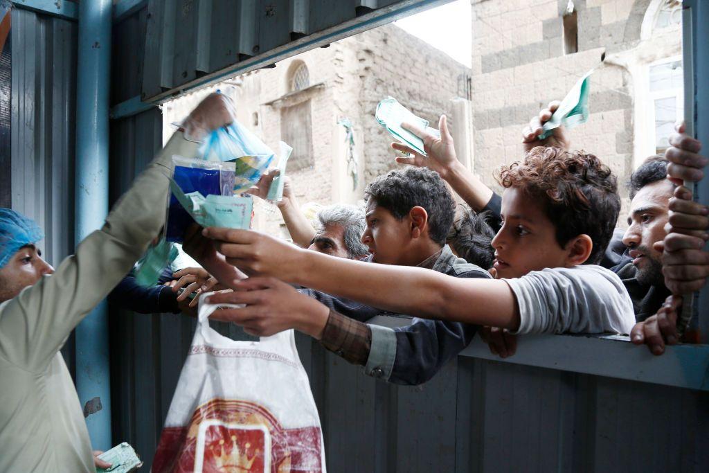 تقول الأمم المتحدة إن 17 مليون شخص لا يزالون يعانون من الجوع الشديد في اليمن.