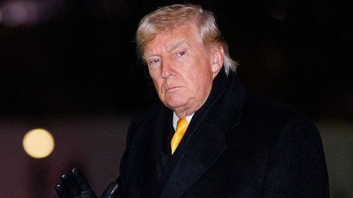 Donald Trump  con expresión seria en su rostro. 