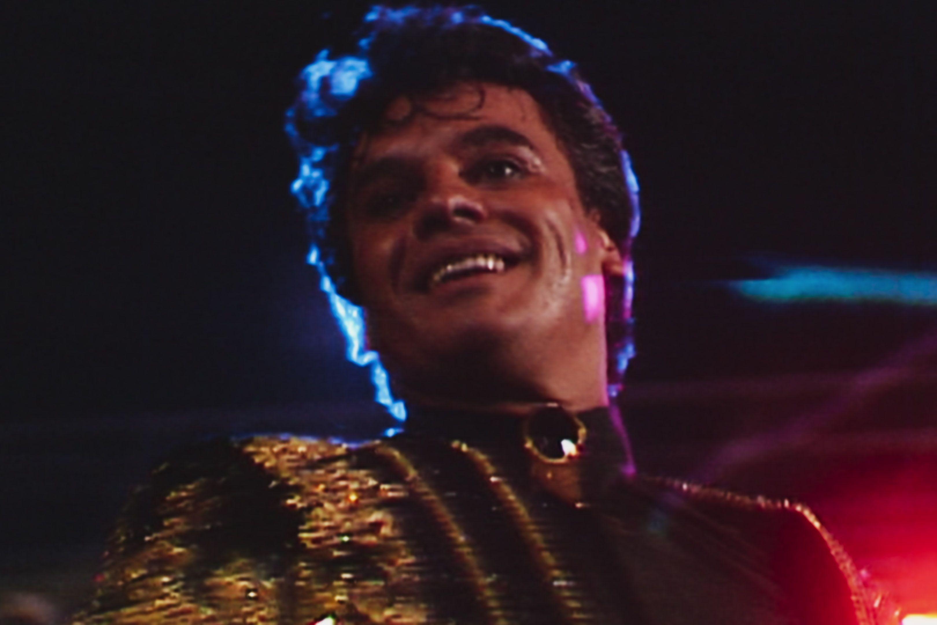 Juan Gabriel sonríe mientras mira al público en el concierto del Palacio de Bellas Artes de 1990