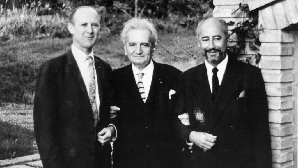 Tres de los chiflados, William Pickering (izq.), Theodore von Kármán (centro) y Frank J. Malina (der.), posando para una foto en blanco y negro en 1960.