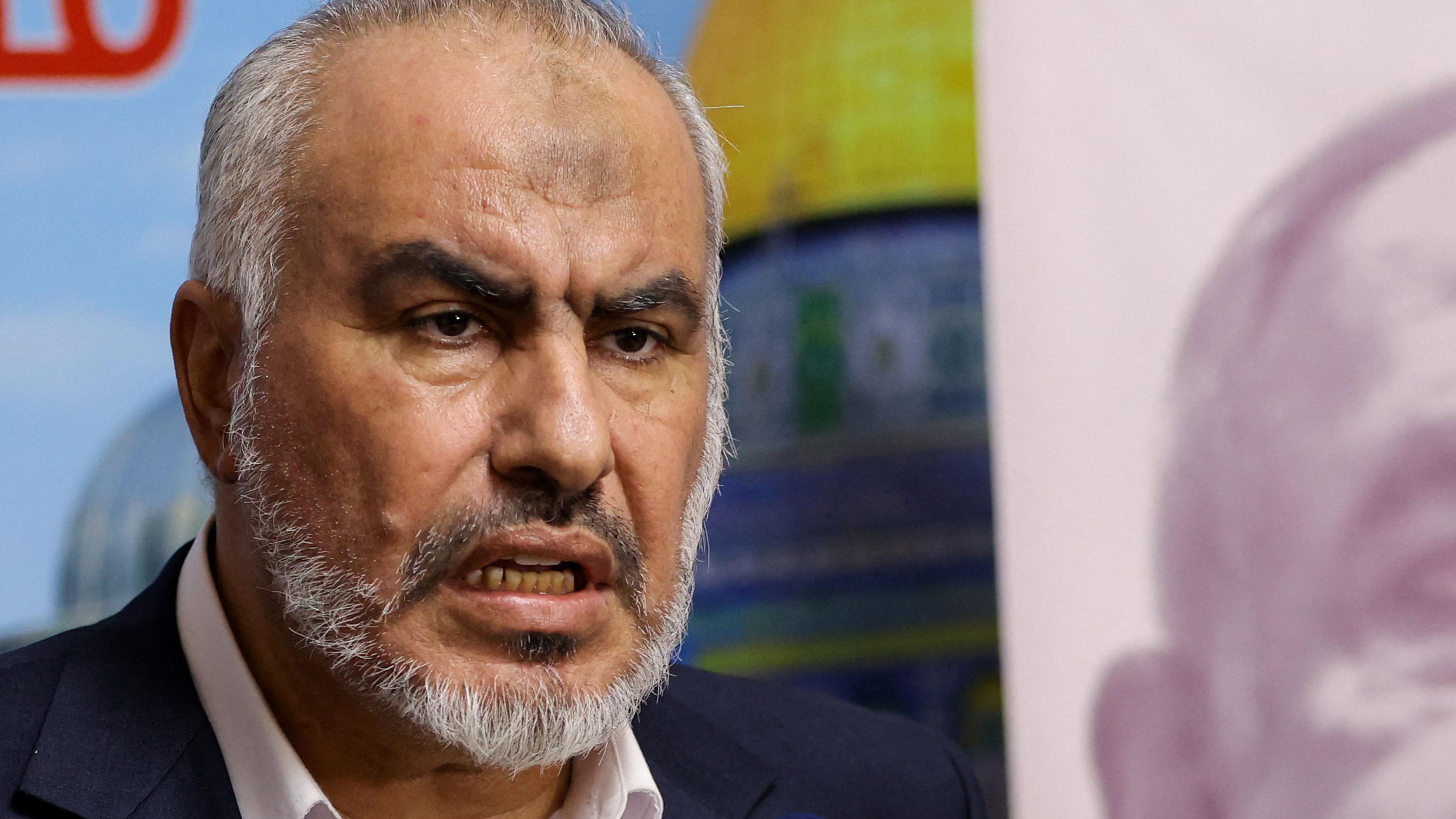 Salah satu pemimpin Hamas, Ghazi Hamad, menyampaikan pernyataan mengenai konflik yang sedang berlangsung antara Israel dan Hamas, di samping gambar Perdana Menteri Israel Benjamin Netanyahu yang dirusak, dalam konferensi pers di Beirut, Lebanon, 28 Oktober 2023.
