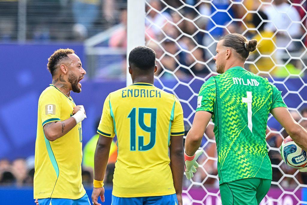 Neymar grita com goleiro da Noruega em campo