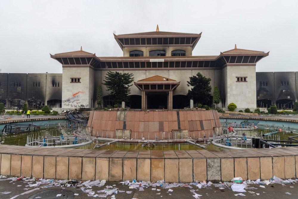 nepal, protesti u nepalu, zapaljena skupština nepala
