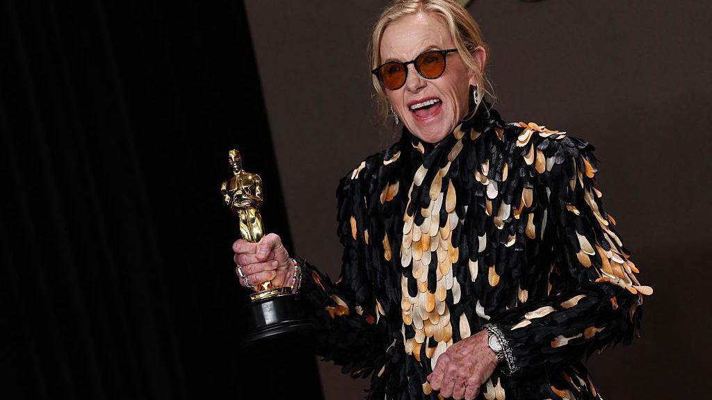 La actriz estadounidense Amy Madigan posa en la sala de prensa con el Oscar a la Mejor Actriz de Reparto por "Weapons" durante la 98.ª entrega anual de los Premios de la Academia en el Dolby Theatre en Hollywood, California, el 15 de marzo de 2026. (Foto de VALERIE MACON / AFP vía Getty Images)