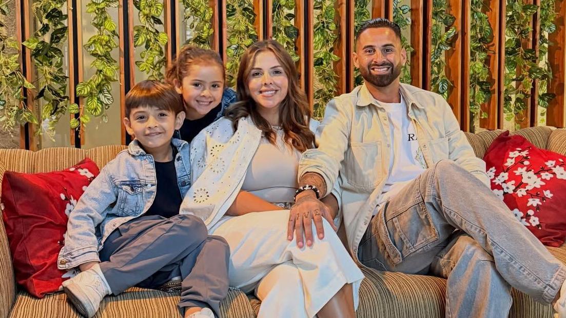 Lucas Trejo, su esposa, Yanina, y sus hijos, Aarón y Aihnoa, posan en una foto familiar