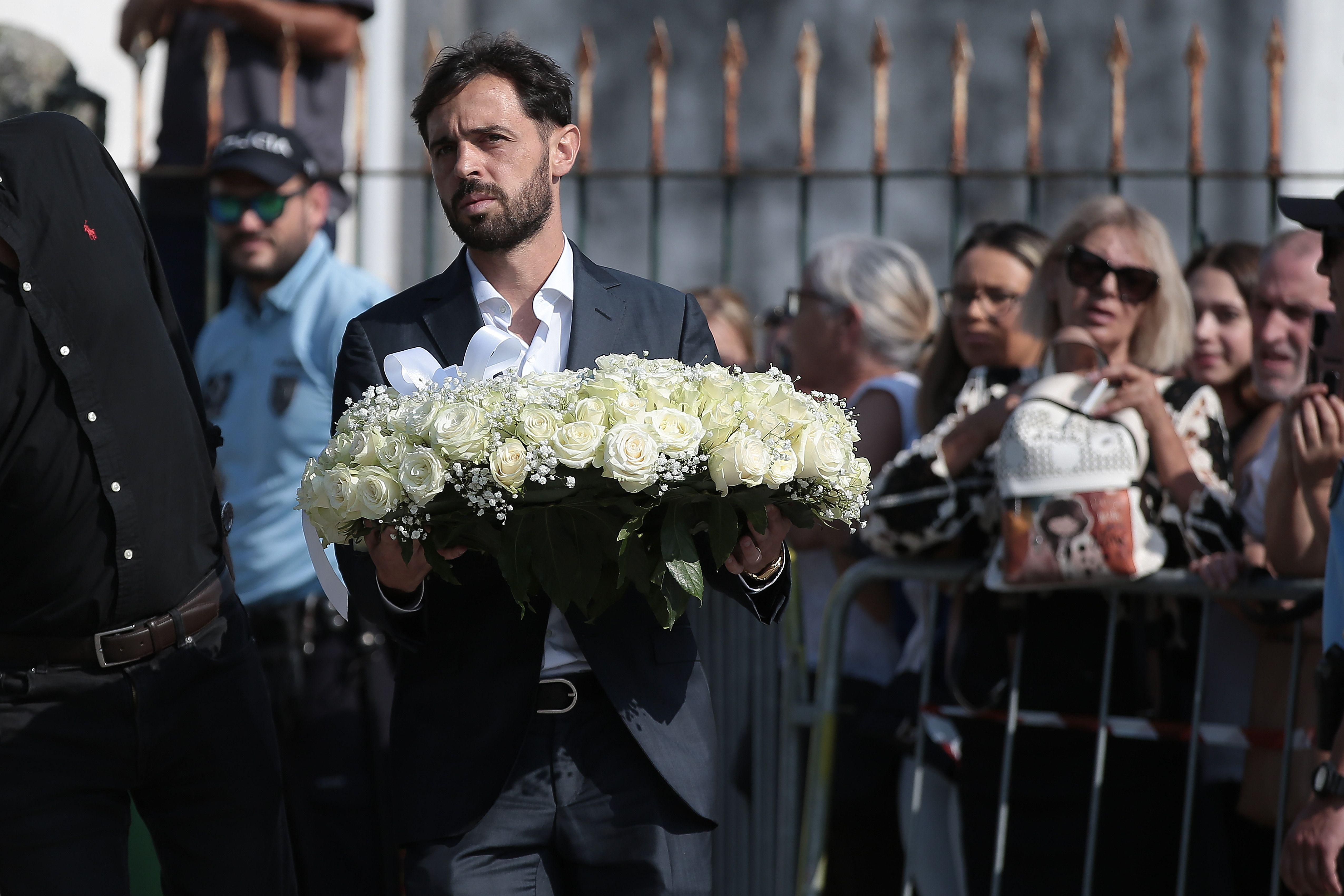 Bernardo Silva de Manchester City entra a la iglesia con una corona de rosas blancas