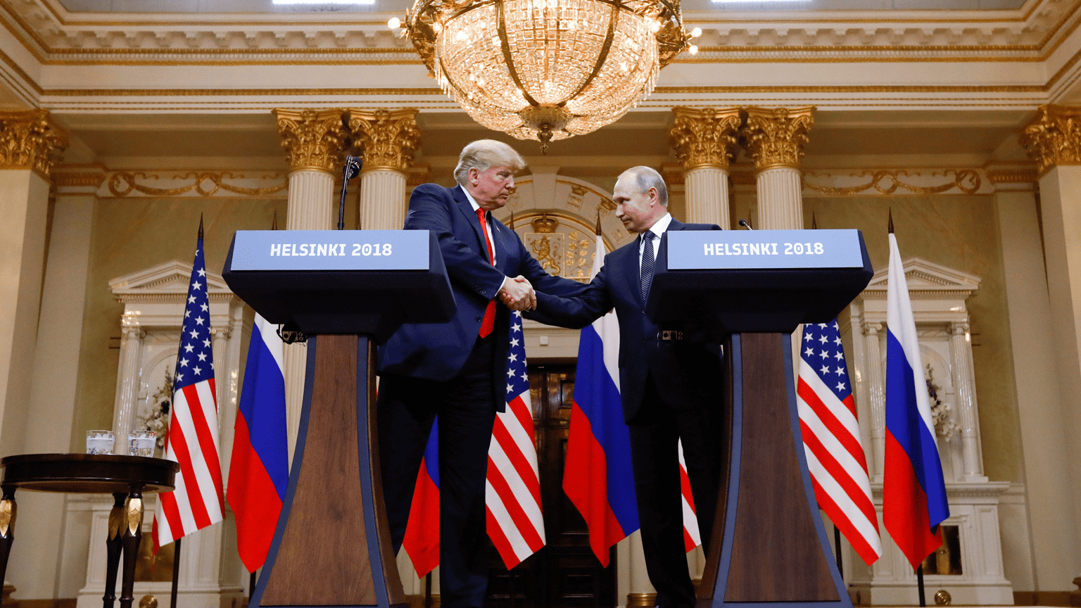 美國總統唐納·特朗普（Donald Trump）與俄羅斯總統弗拉基米爾·普京（Vladimir Putin）在聯合記者會上握手