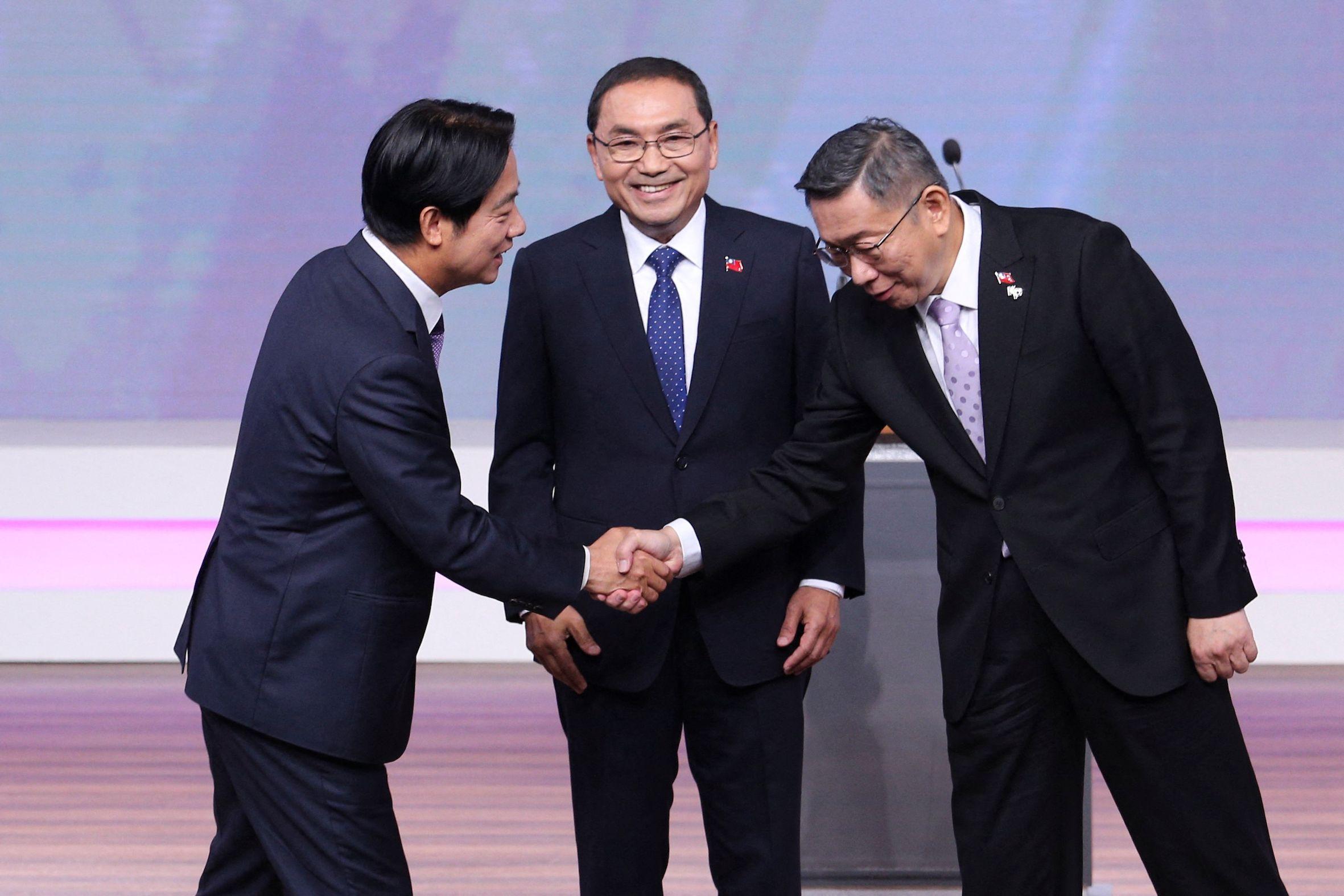 2023年12月30日，在台北舉行的總統辯論會上，民進黨總統候選人賴清德（左）與民眾黨候選人柯文哲（右）握手，國民黨總統候選人侯友宜在中間。