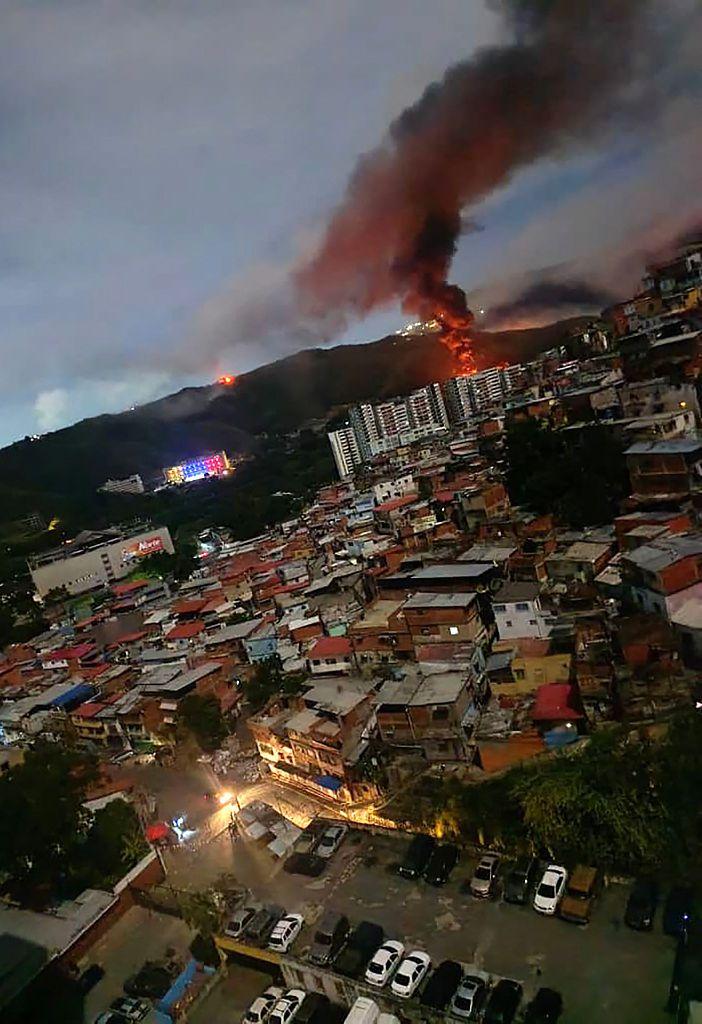 Una columa de humo saliendo de Fuerte Tiuna, a la principal base militar de Caracas