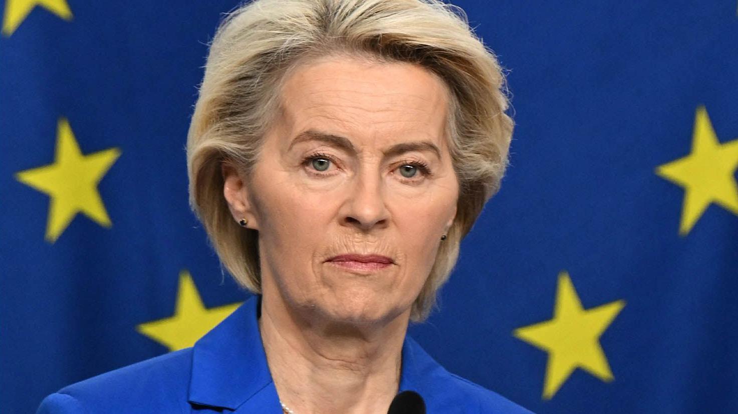 身穿寶藍色外套的馮德萊恩在瑞典斯德哥爾摩出席一場新聞發佈會（28/10/2025）