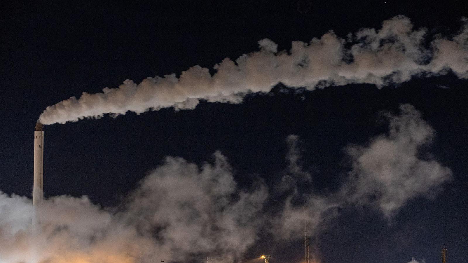 بخار من مصنع المعالجة في مصفاة النفط والمجمع الصناعي الكيميائي في ليونا، الذي تديره شركة توتال إنرجيز إس إي، في ليونا، ألمانيا، يوم الثلاثاء 22 نوفمبر/تشرين الثاني 2022. 