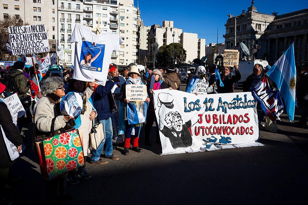 Grupo de jubilados frente al Congreso Argentino