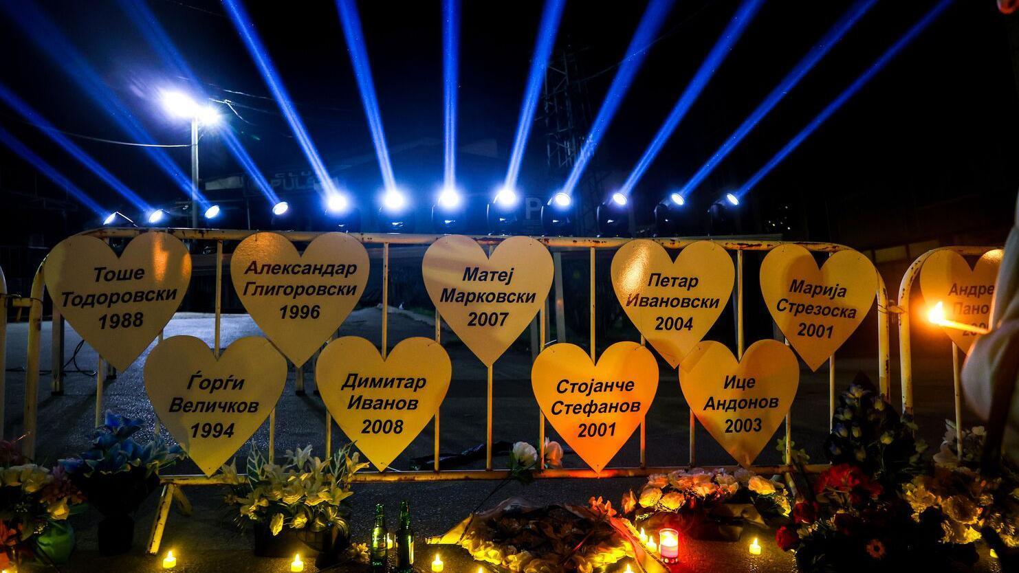 Bela srca na metalnog ogradi sa imenima žrtava tragedije u Severnoj Makedoniji i položeno cveće i sveće 