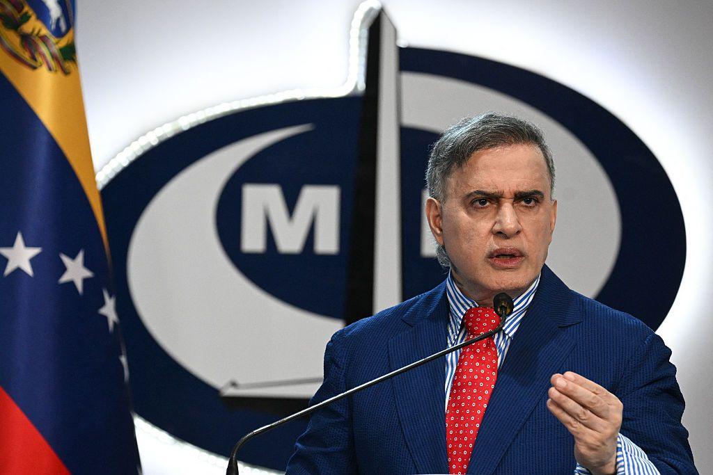 Tarek William Saab habla durante una conferencia de prensa donde puede verse de fondo el logro del Ministerio Público. 