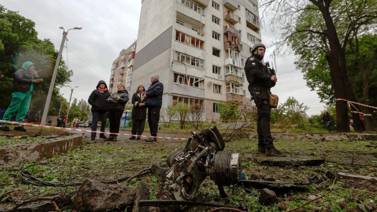 في أعقاب هجوم روسي وقع ليلاً في مدينة خاركيف بأوكرانيا