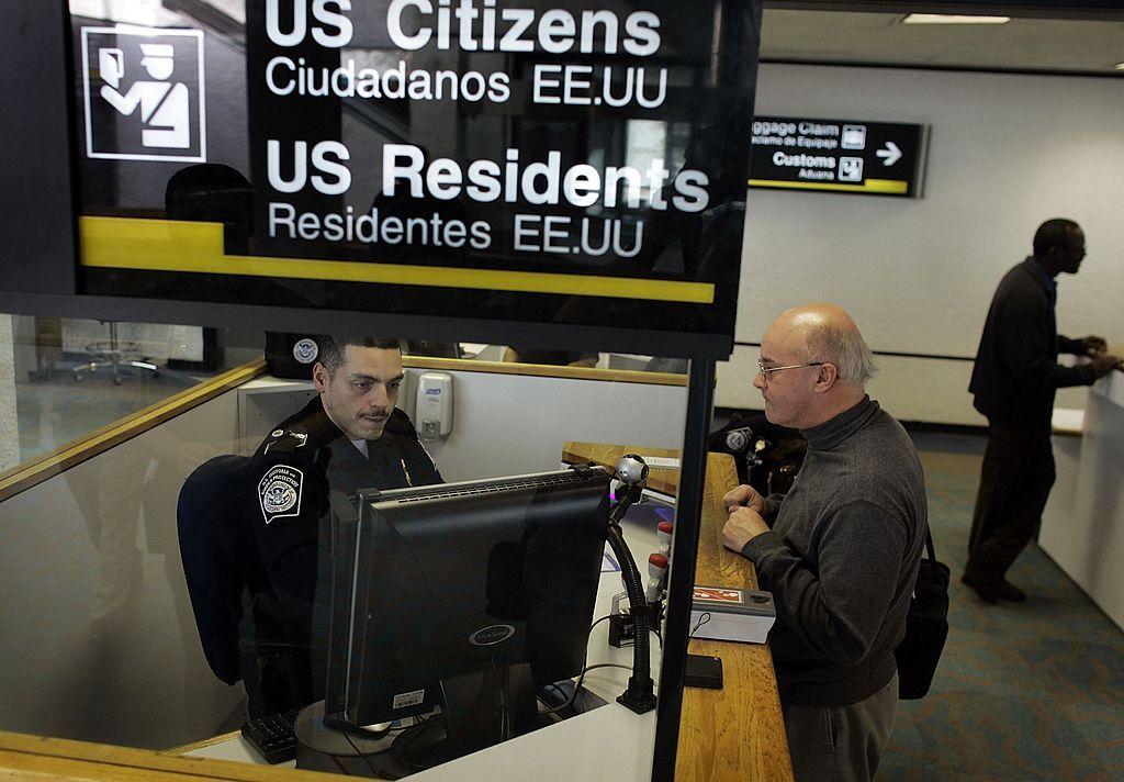 Pasajero en el punto de control de migración del aeropuerto