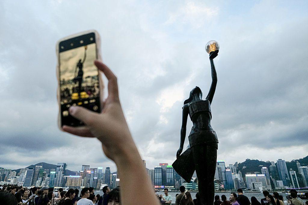 2025年8月23日，遊客在香港星光大道海濱長廊為香港電影金像獎雕像拍照，