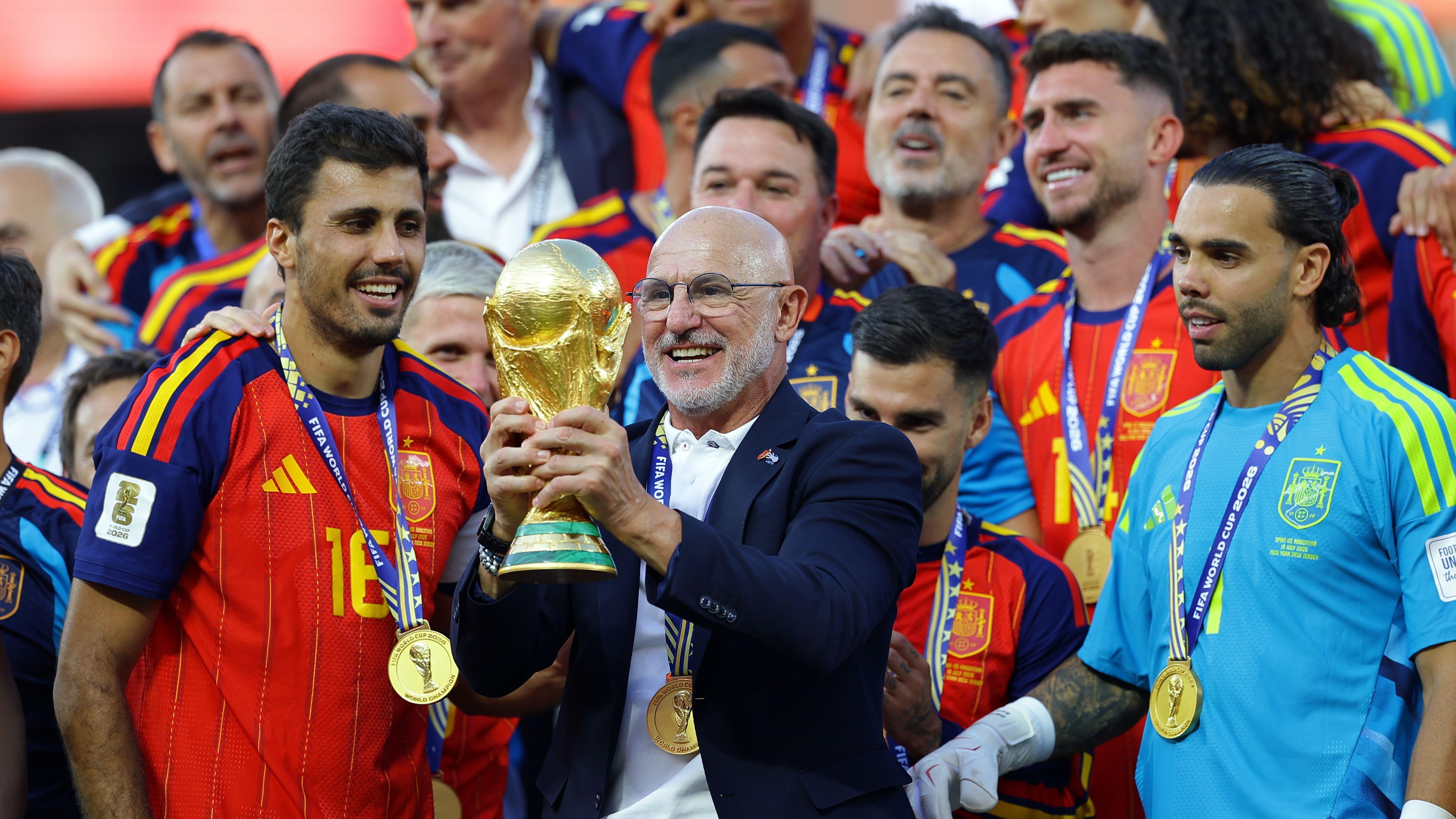 Luis de la Fuente sostiene la Copa del Mundo rodeado de los jugadores de la selección española. 19 de julio de 2026
