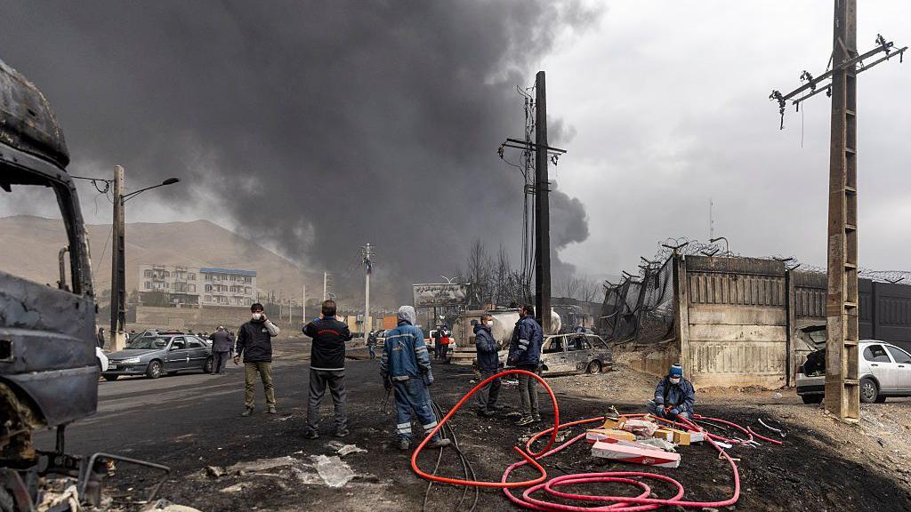 Qué es la "lluvia negra", la otra amenaza que sufre Teherán por los ataques de EE.UU. e Israel contra Irán